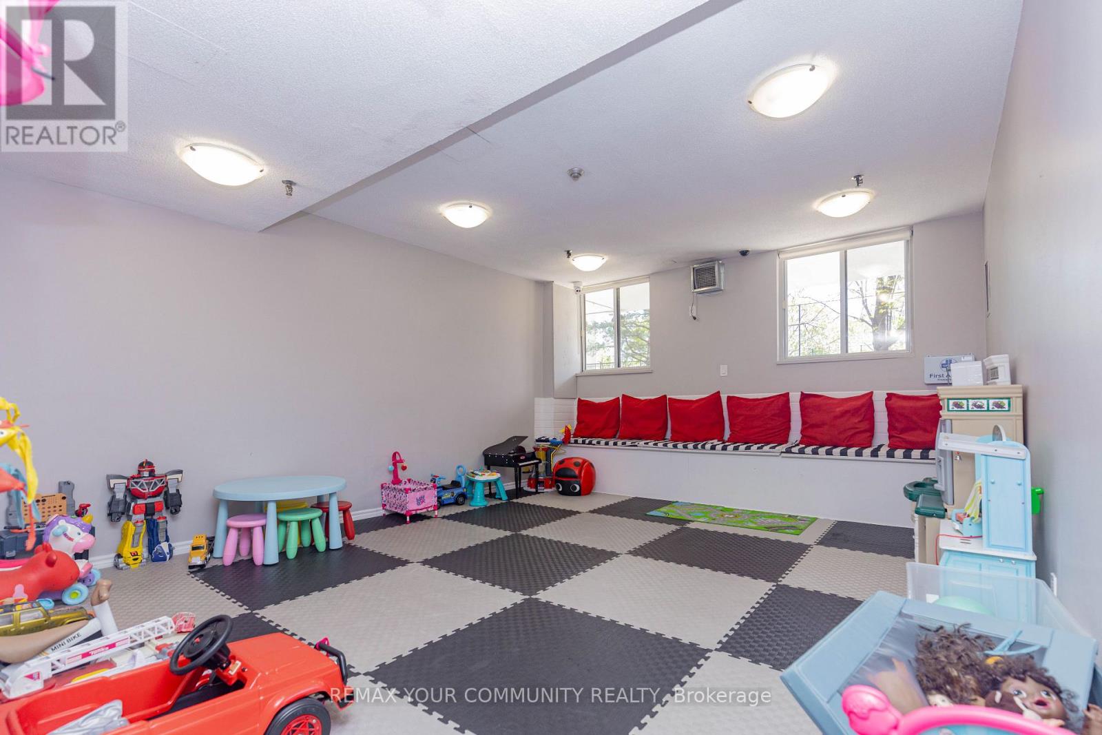 #708 85 EMMETT AVENUE - 21