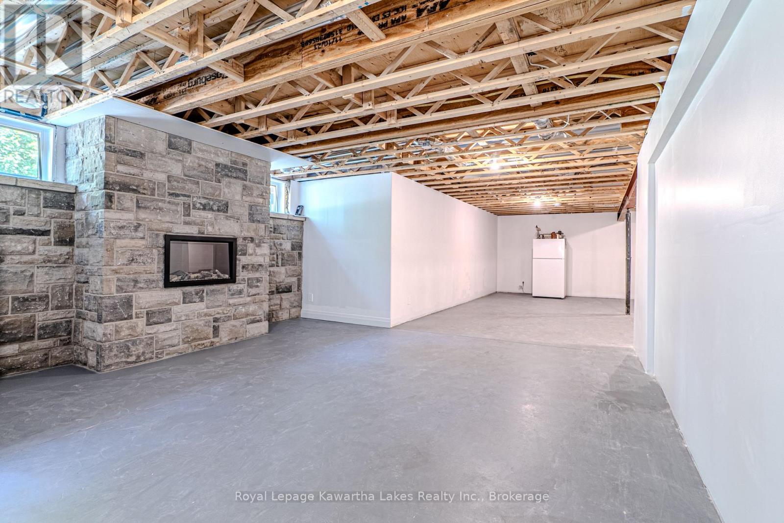 18 NEW PIERCE DRIVE - 33