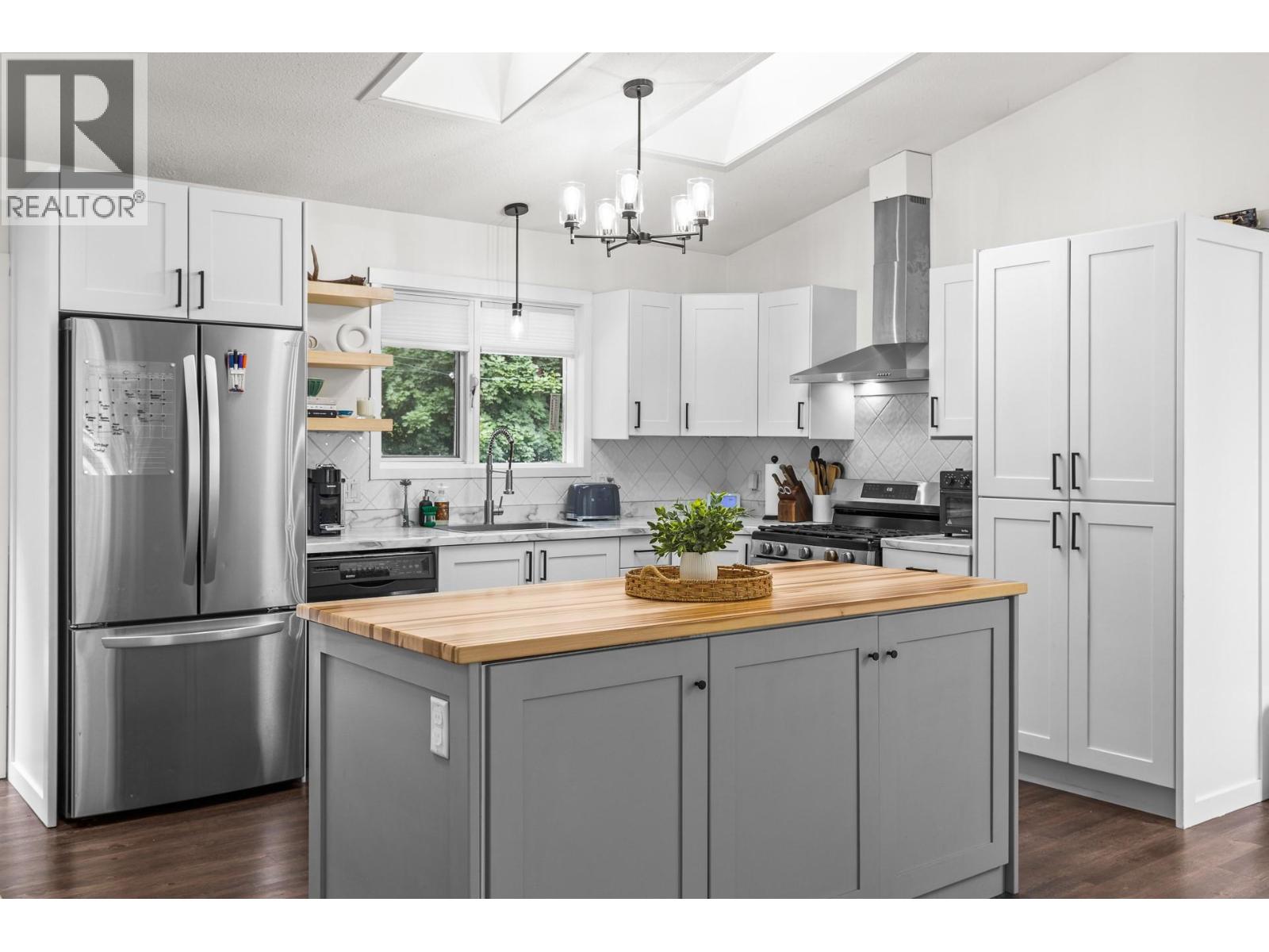3910 Highland Park Crescent - 10