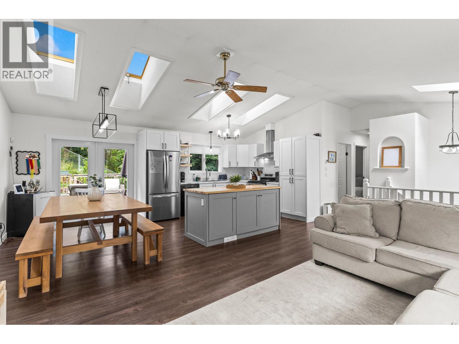 3910 Highland Park Crescent - 4