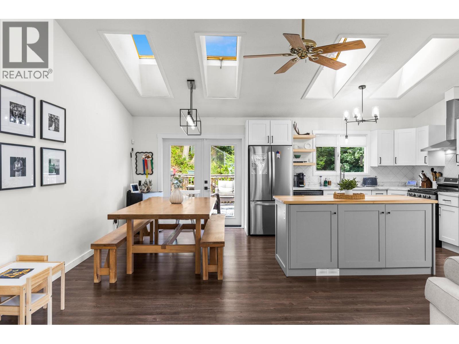 3910 Highland Park Crescent - 5
