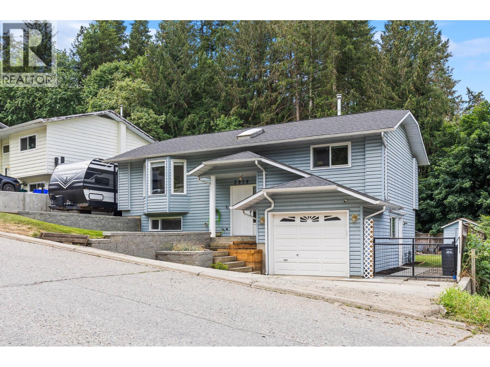 3910 Highland Park Crescent - 2