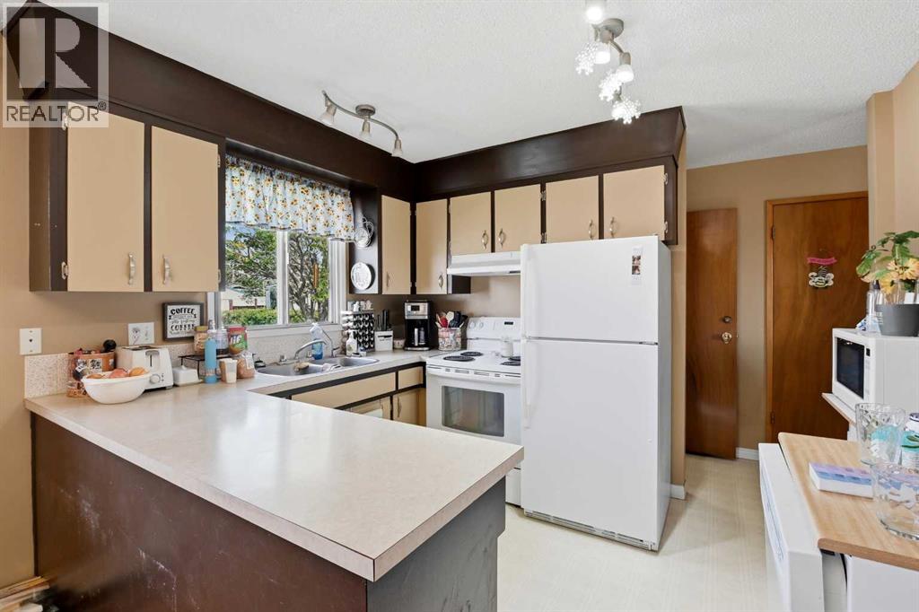 4726 47 Avenue - 9