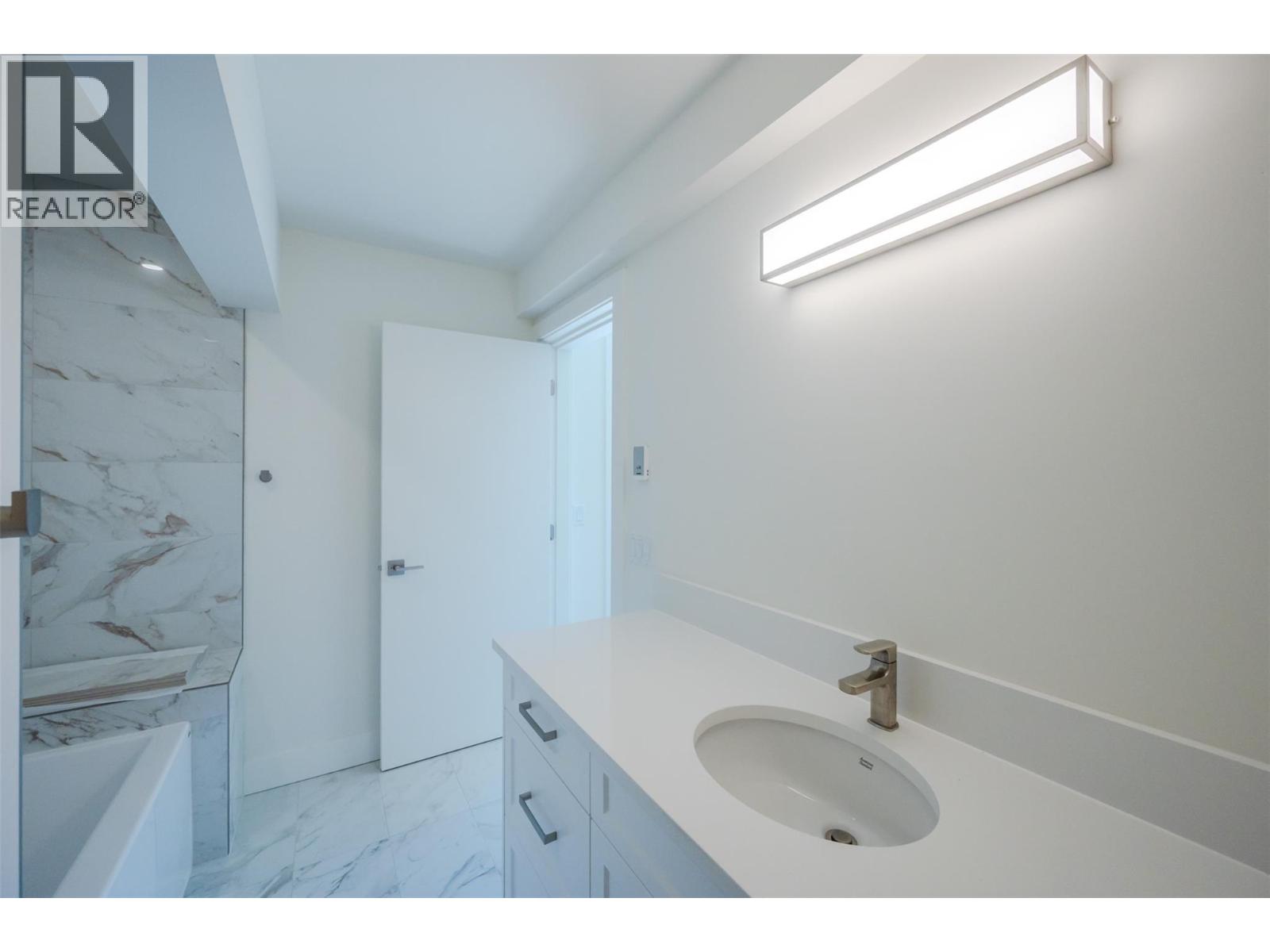 #203 578 Lakeshore Drive - 11