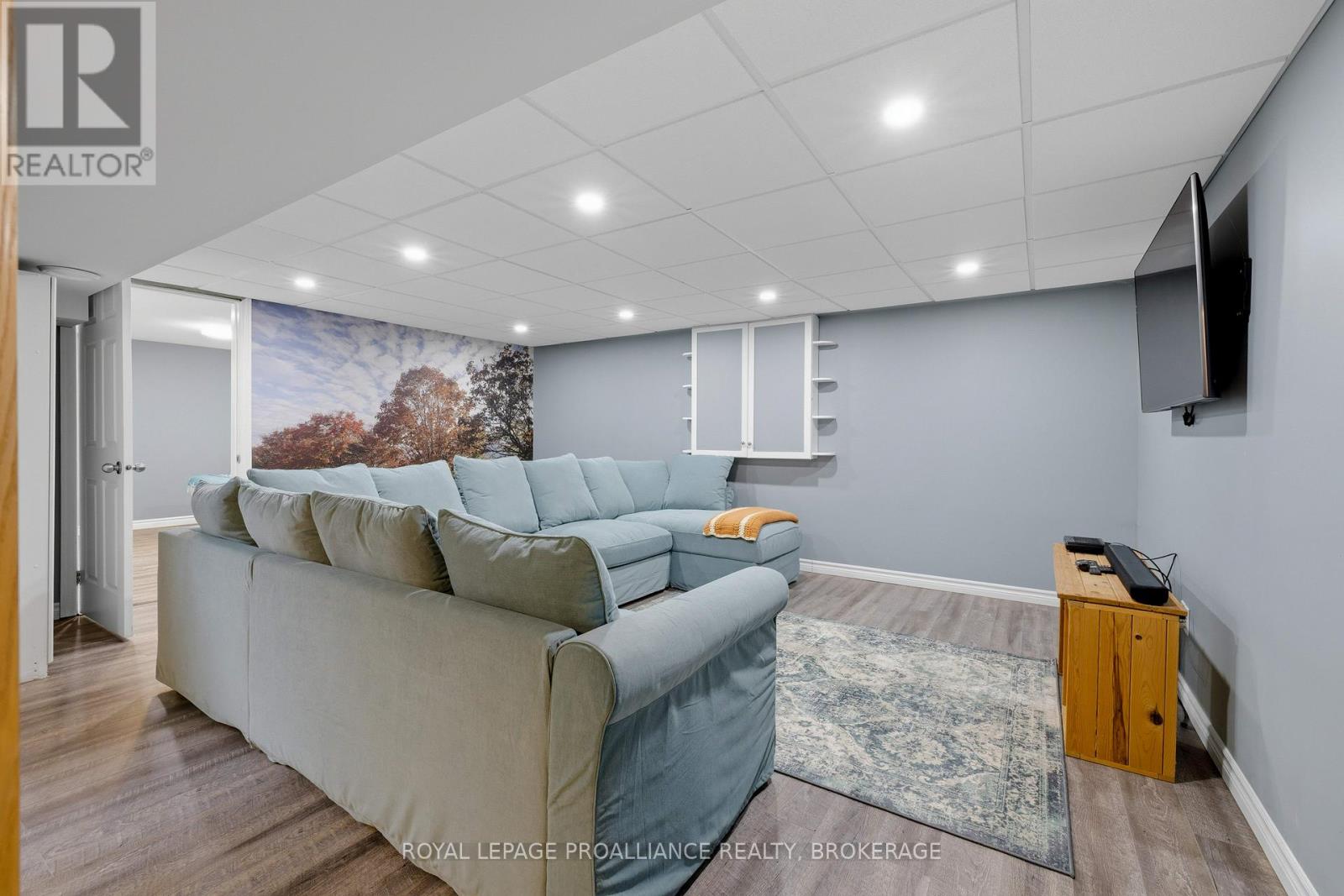 27 RIVERSIDE DRIVE - 34