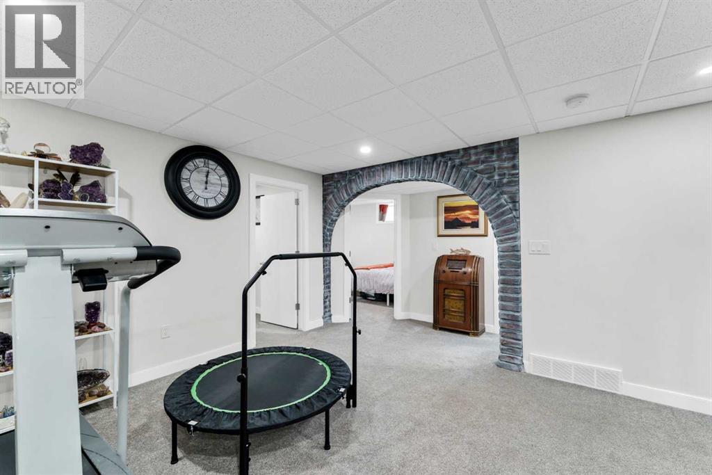 172 14 Street NW — photo 31