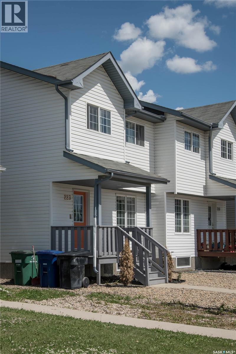 223 Rutherford CRESCENT - 2