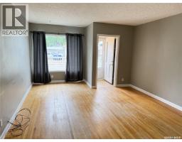 Living room - 516-518 Centre Street, Shaunavon, SK S0N2M0 Photo 18
