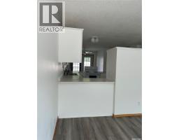 Living room - 516-518 Centre Street, Shaunavon, SK S0N2M0 Photo 7