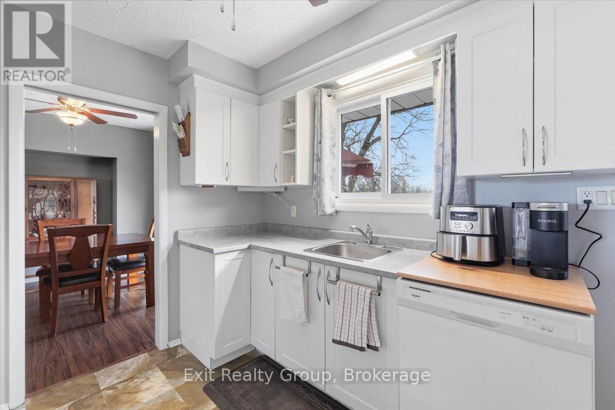 196 ELMWOOD DRIVE - 11