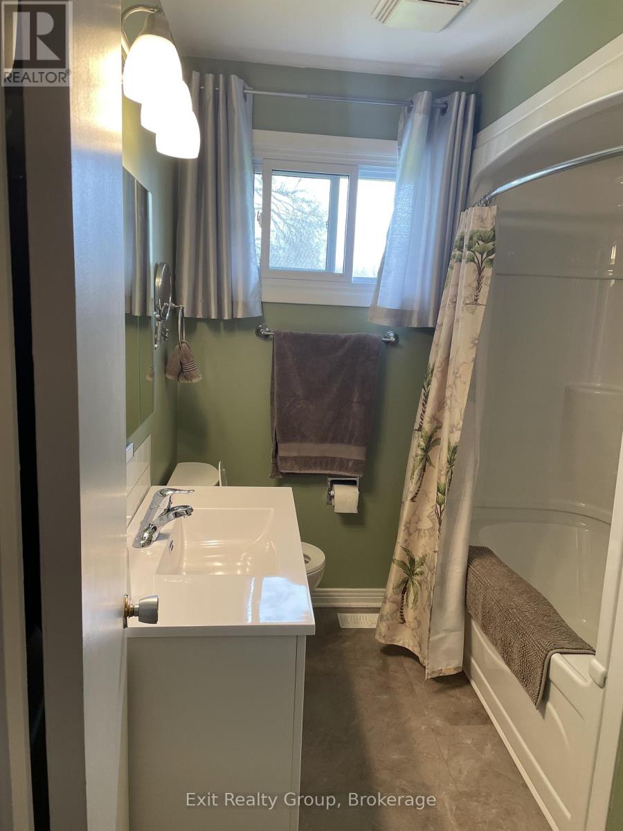 196 ELMWOOD DRIVE - 17