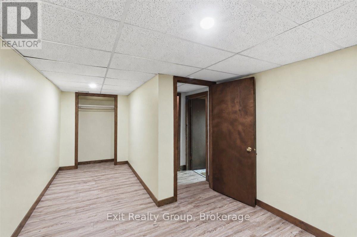 196 ELMWOOD DRIVE - 23