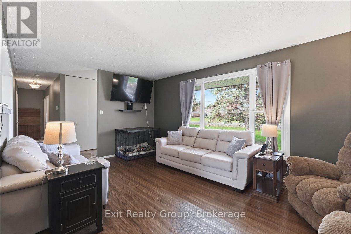 196 ELMWOOD DRIVE - 6