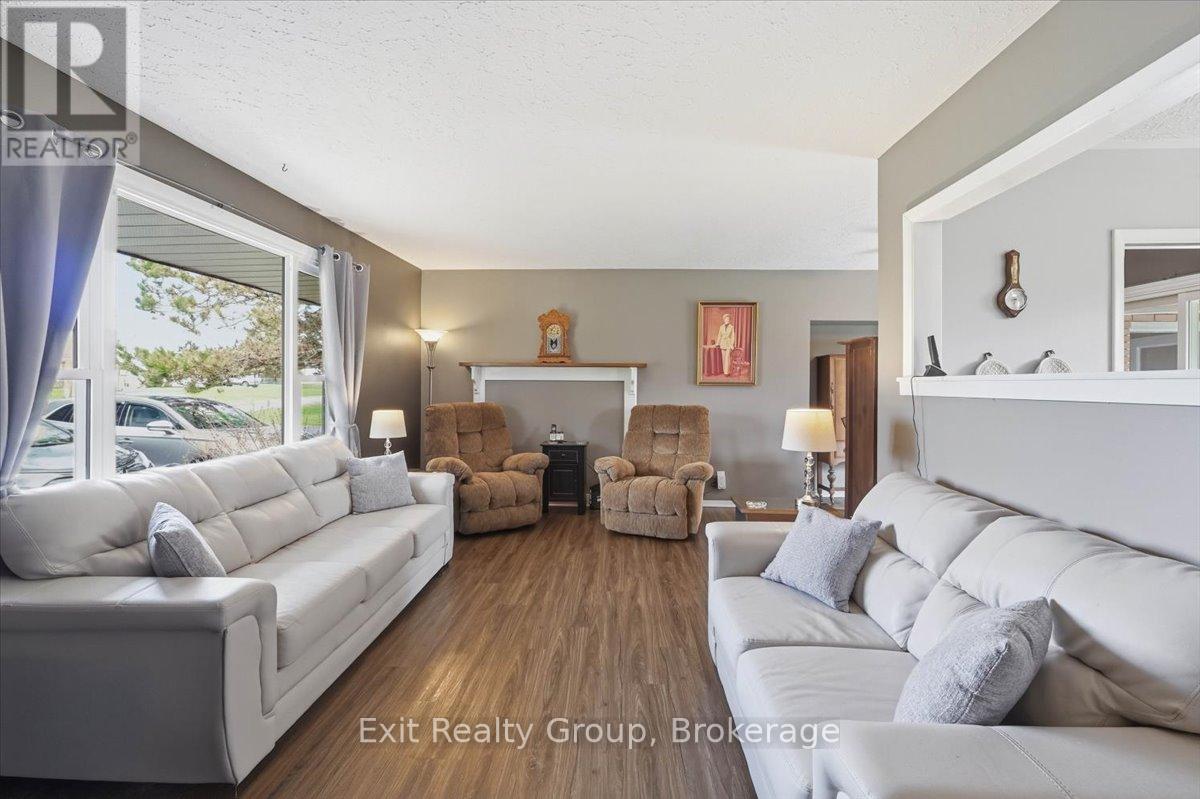 196 ELMWOOD DRIVE - 8
