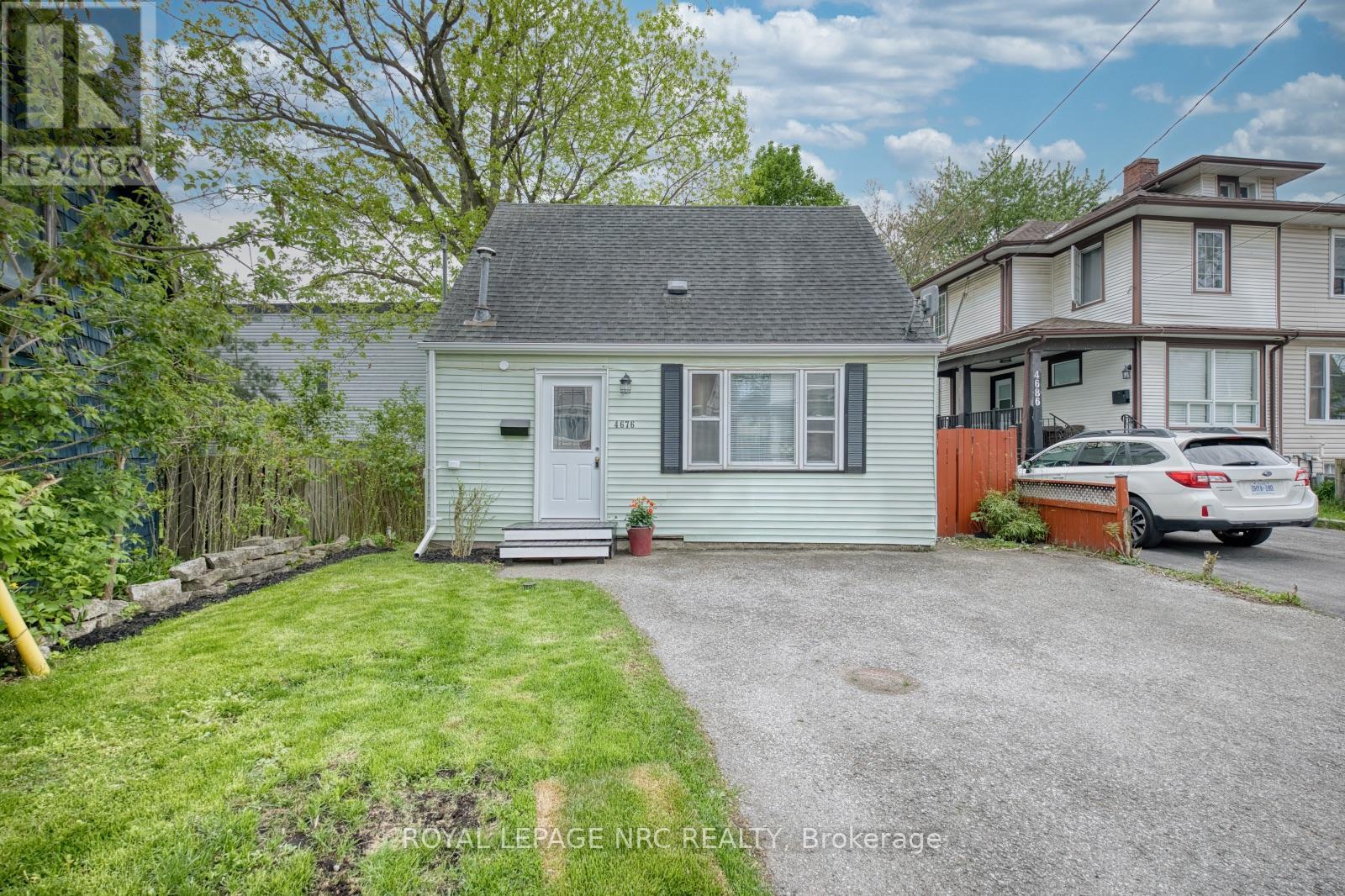 4676 MCDOUGALL CRESCENT - 1