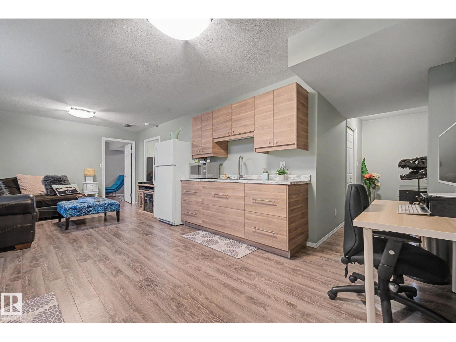 19039 47 AV NW - 22