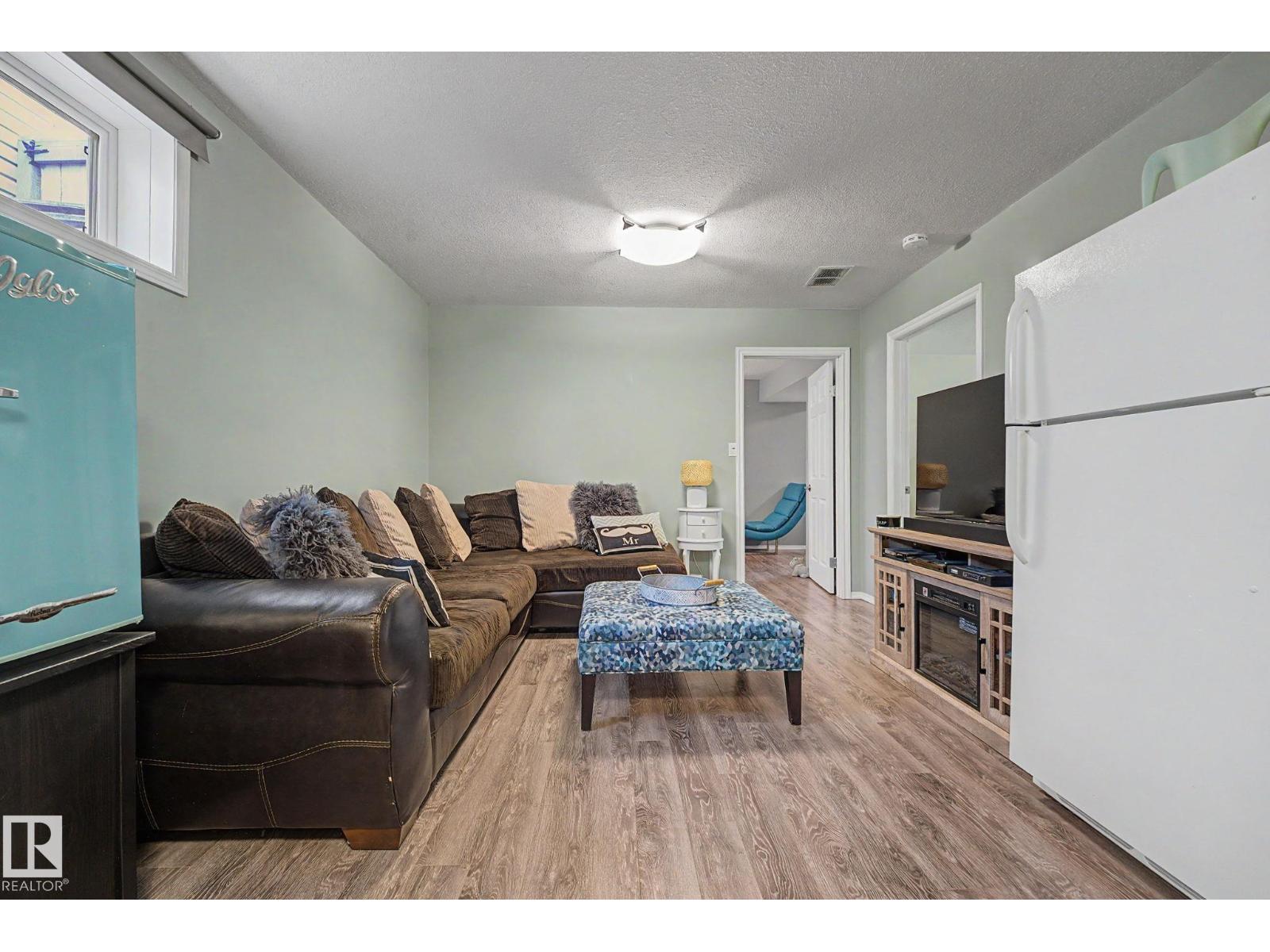 19039 47 AV NW - 24