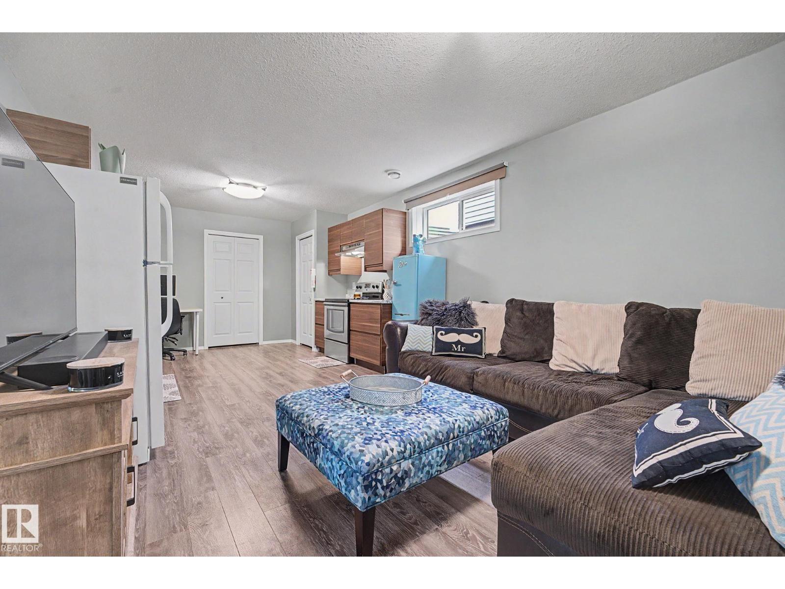 19039 47 AV NW - 27