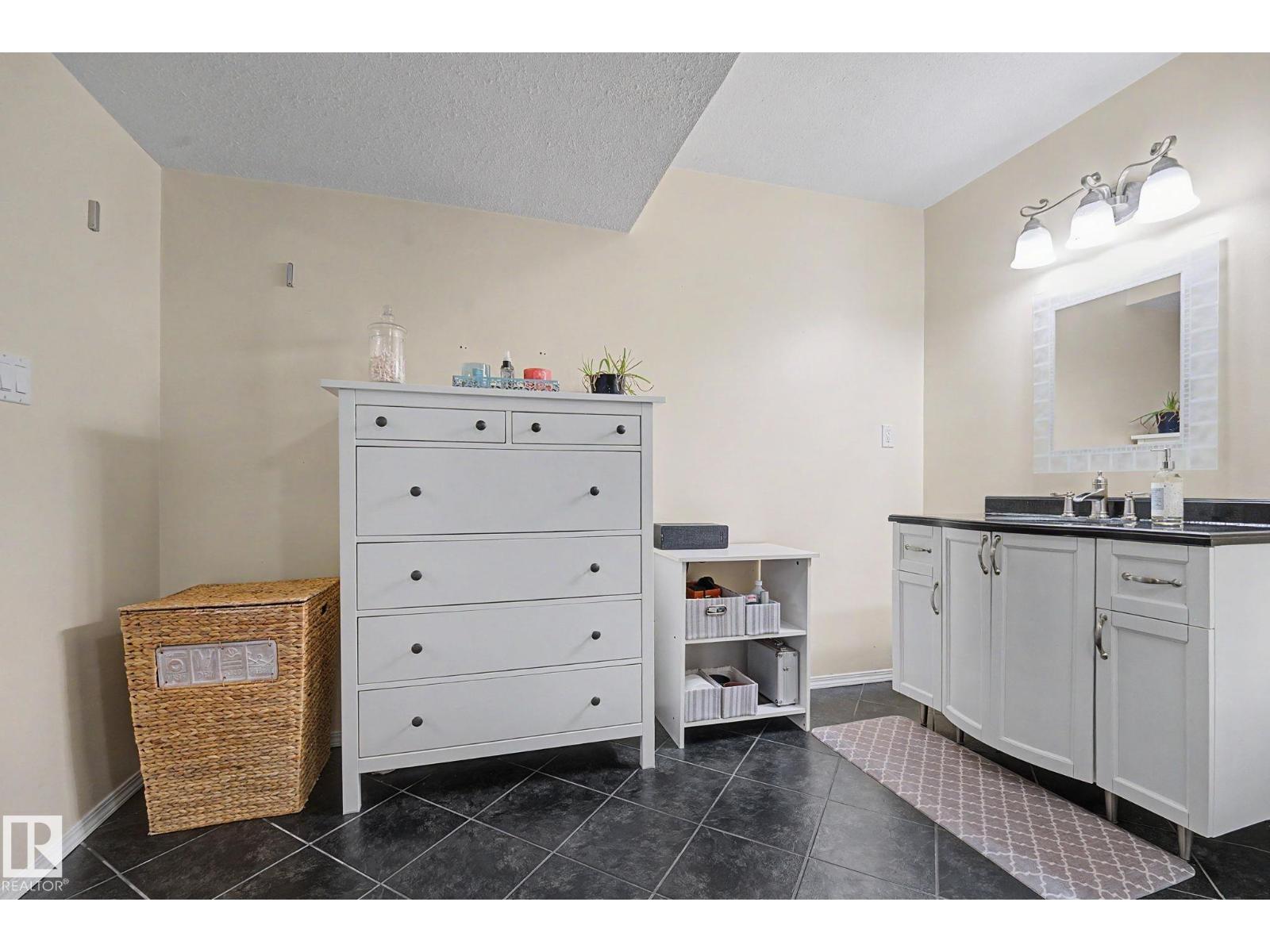 19039 47 AV NW - 30
