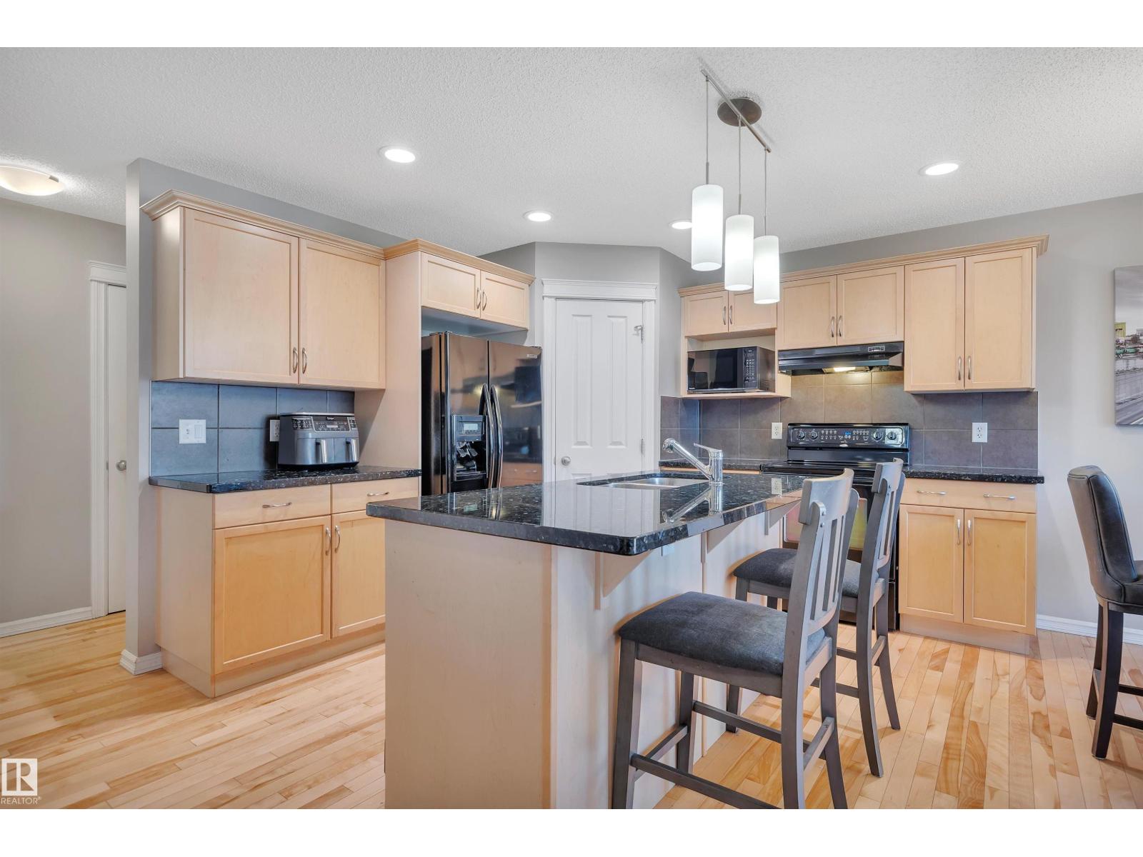5912 8 AV SW — photo 13