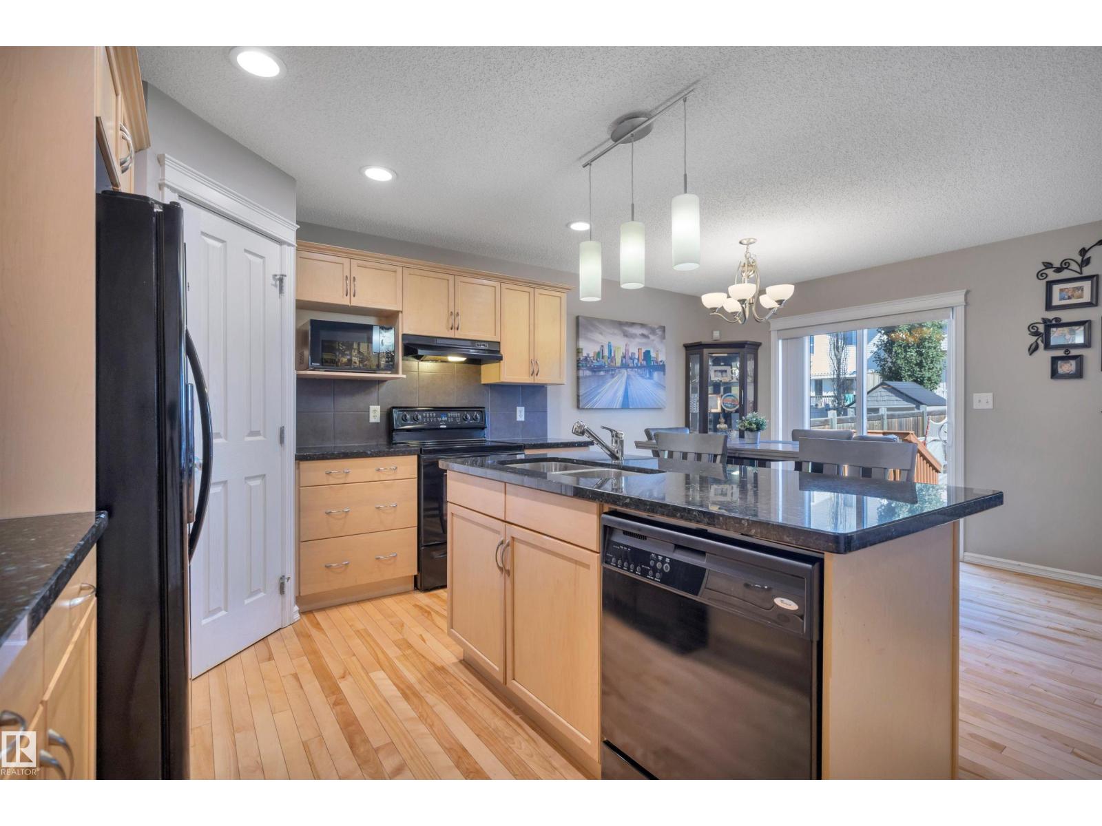 5912 8 AV SW — photo 16