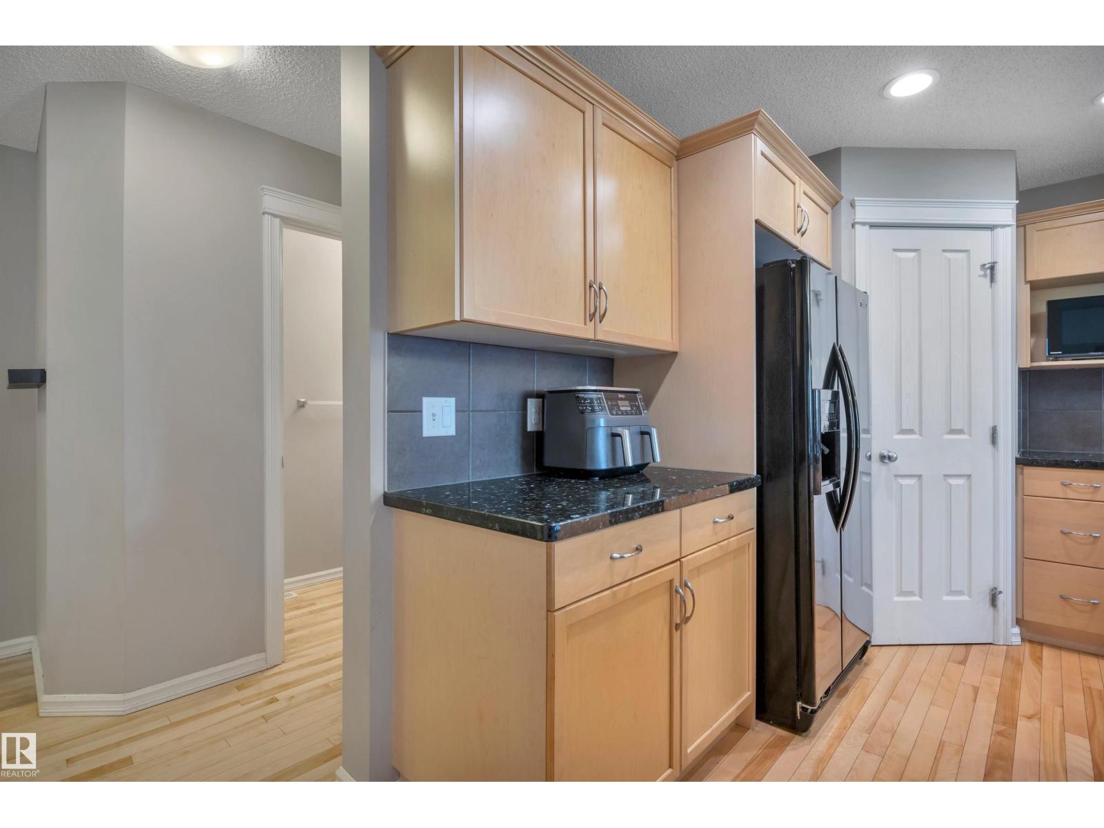 5912 8 AV SW — photo 17