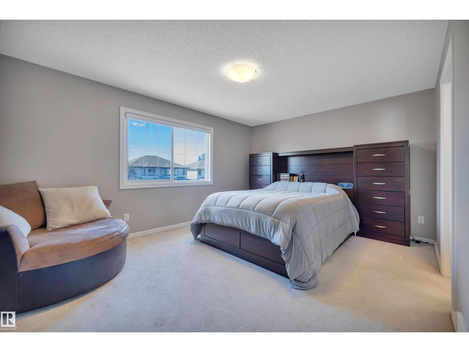 5912 8 AV SW — photo 23
