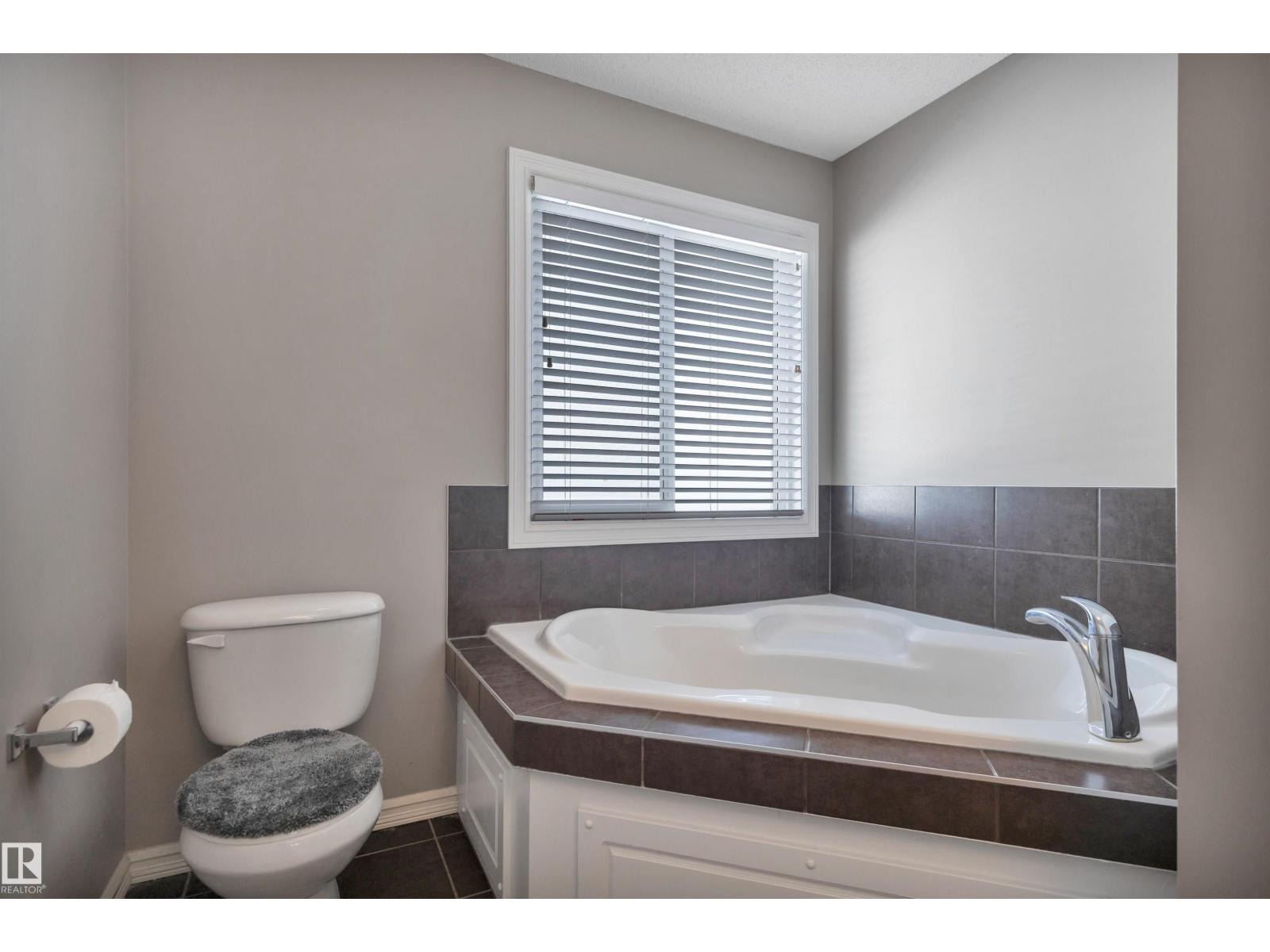 5912 8 AV SW — photo 28