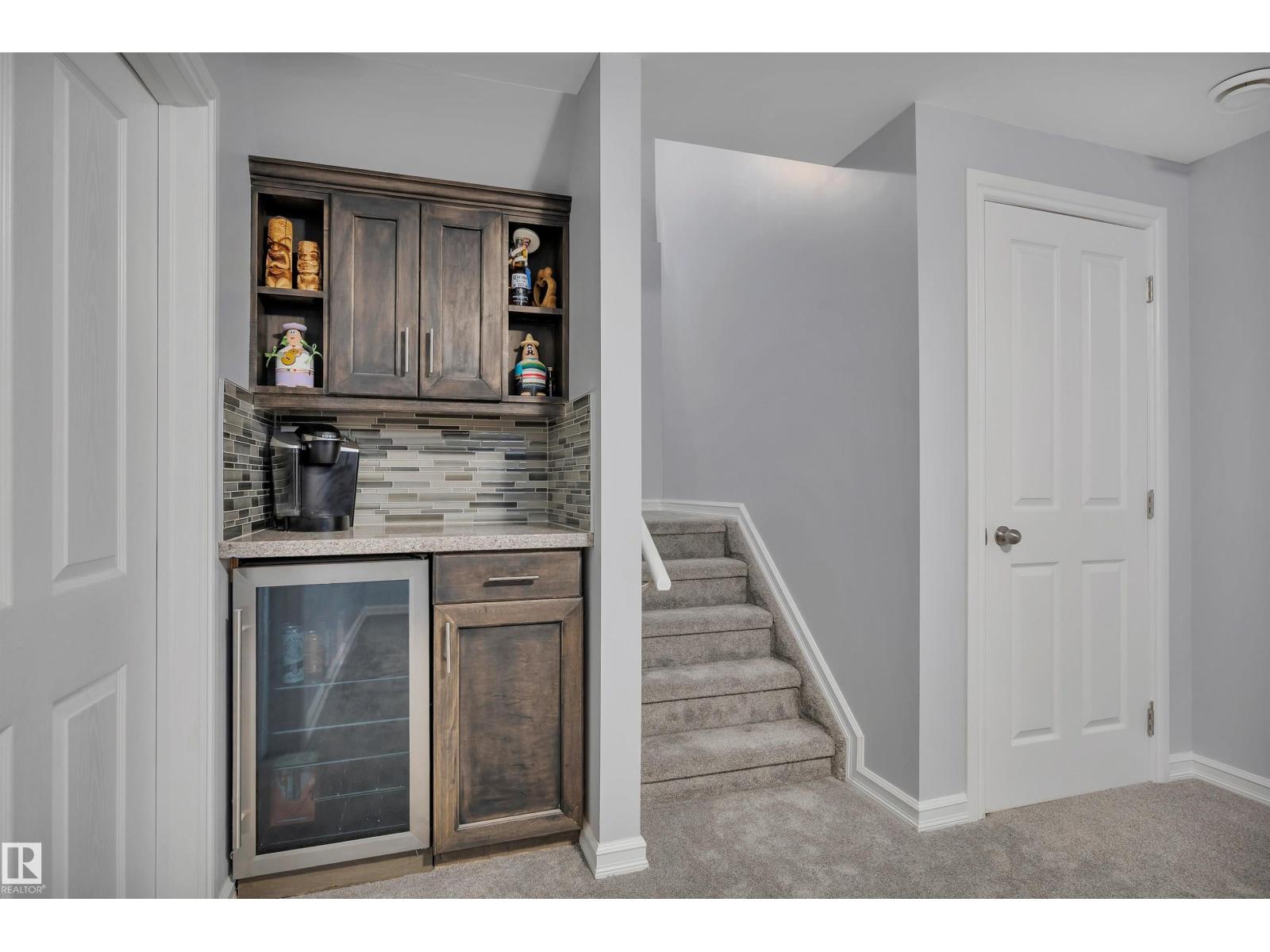 5912 8 AV SW — photo 36