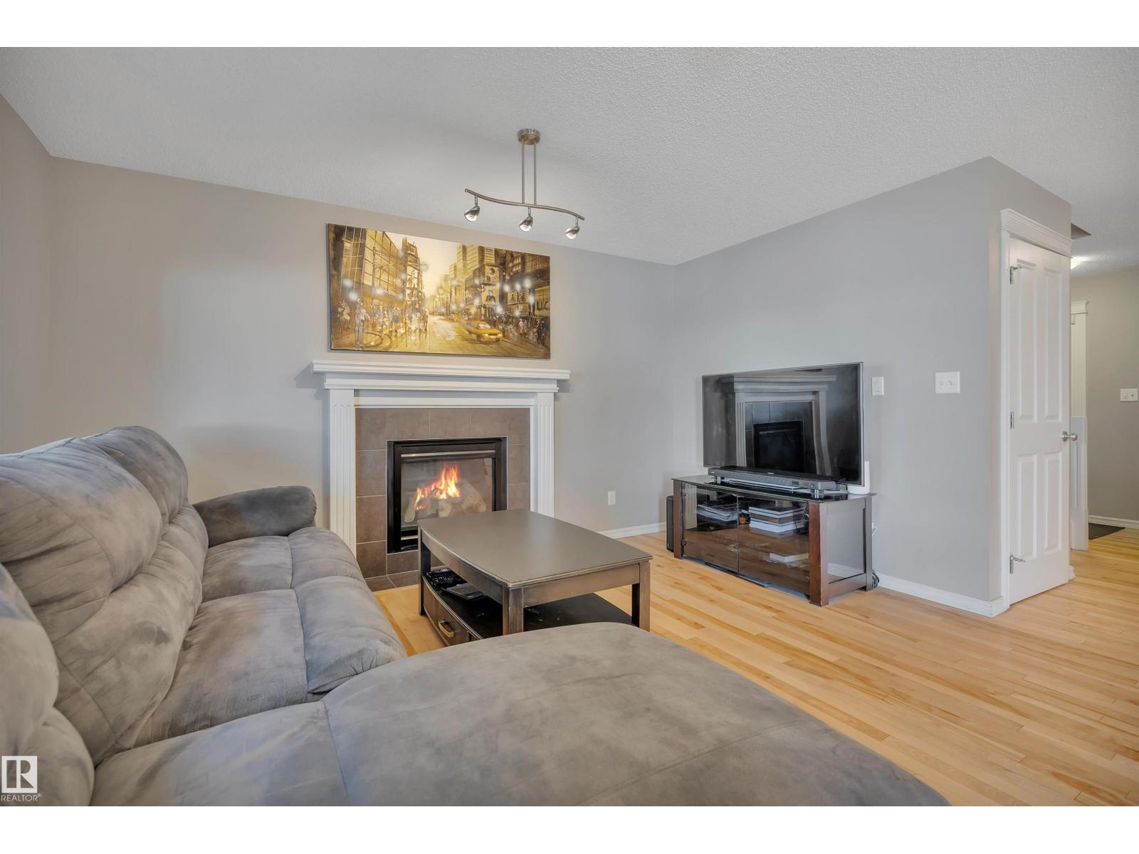 5912 8 AV SW — photo 8
