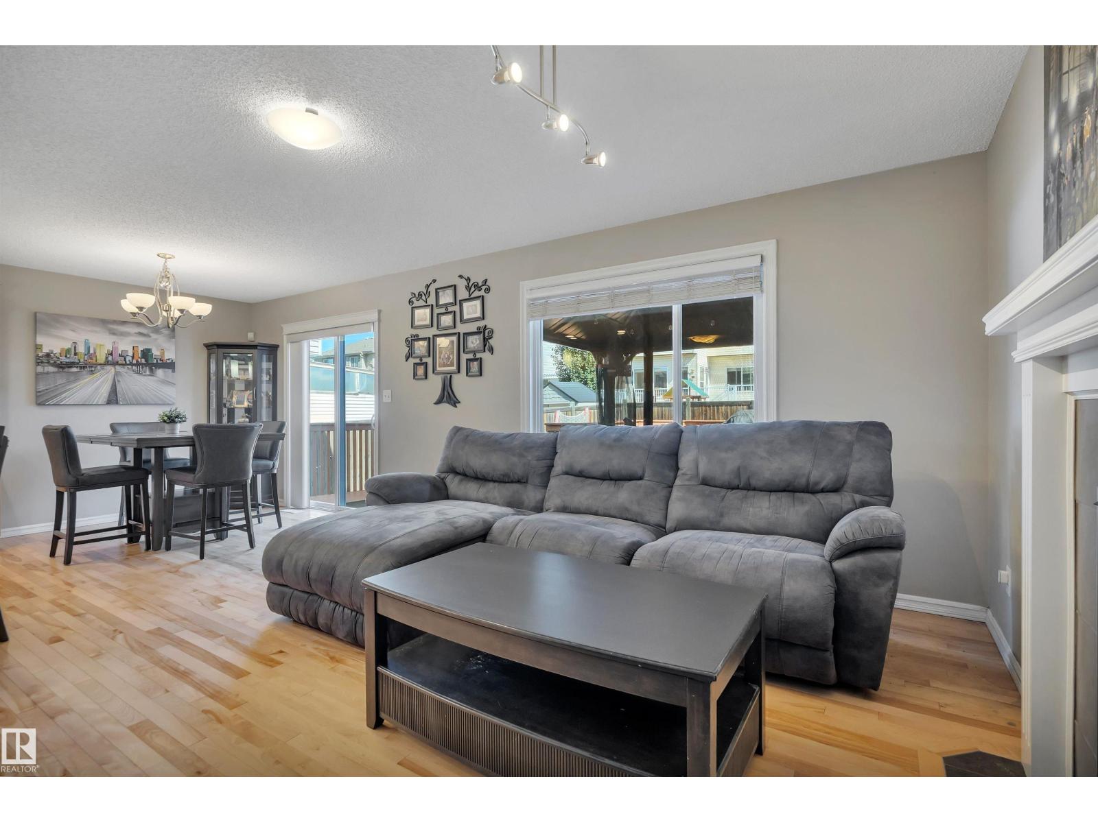5912 8 AV SW — photo 9