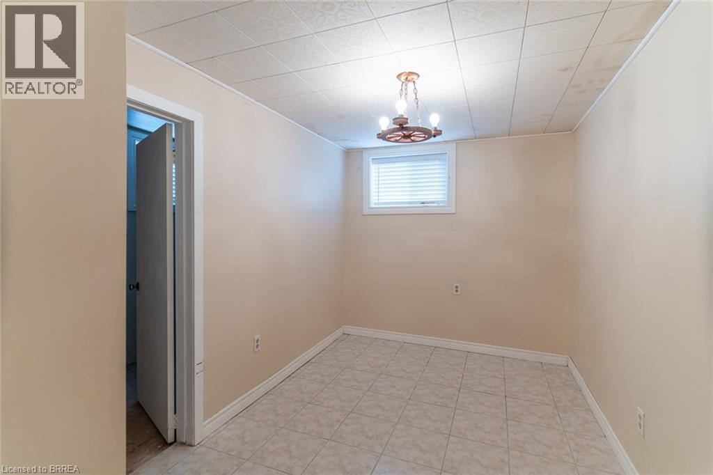 107 QUEENSWAY Drive - 24