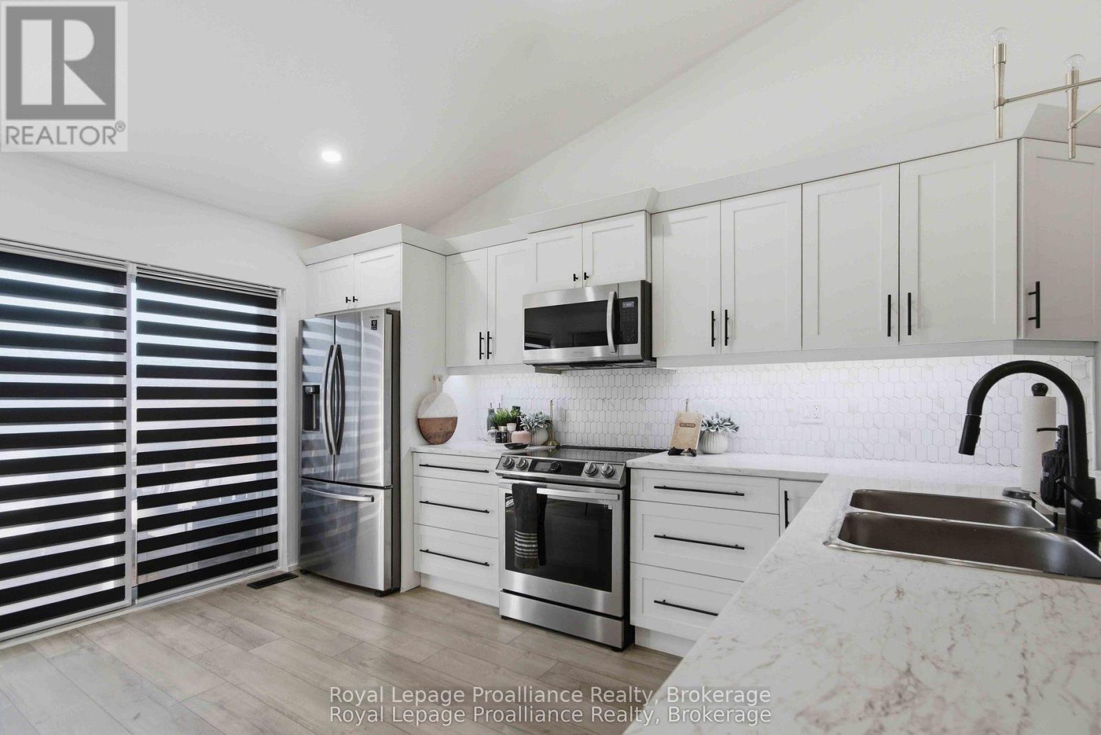 24 BUCHANAN AVENUE - 11