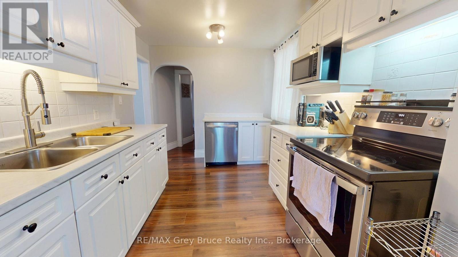 621 11TH STREET W - 23