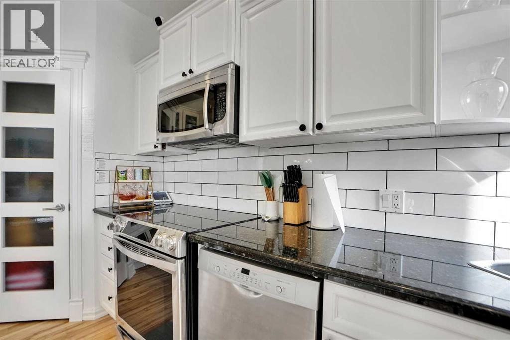 6 Strathridge Way SW - 19
