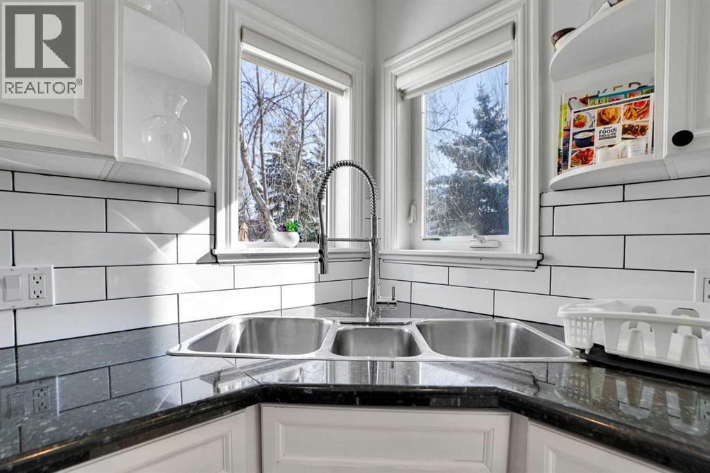 6 Strathridge Way SW - 18