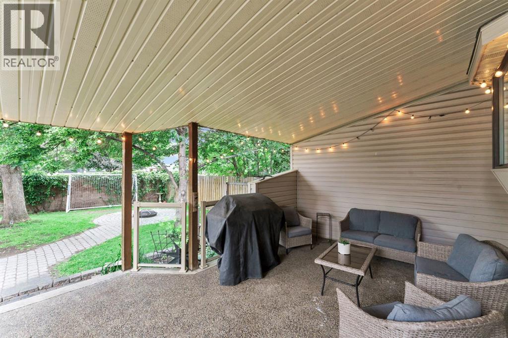 18 Rideau Crescent SE — photo 41