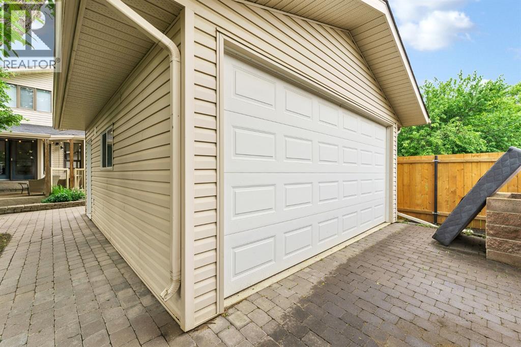 18 Rideau Crescent SE — photo 50