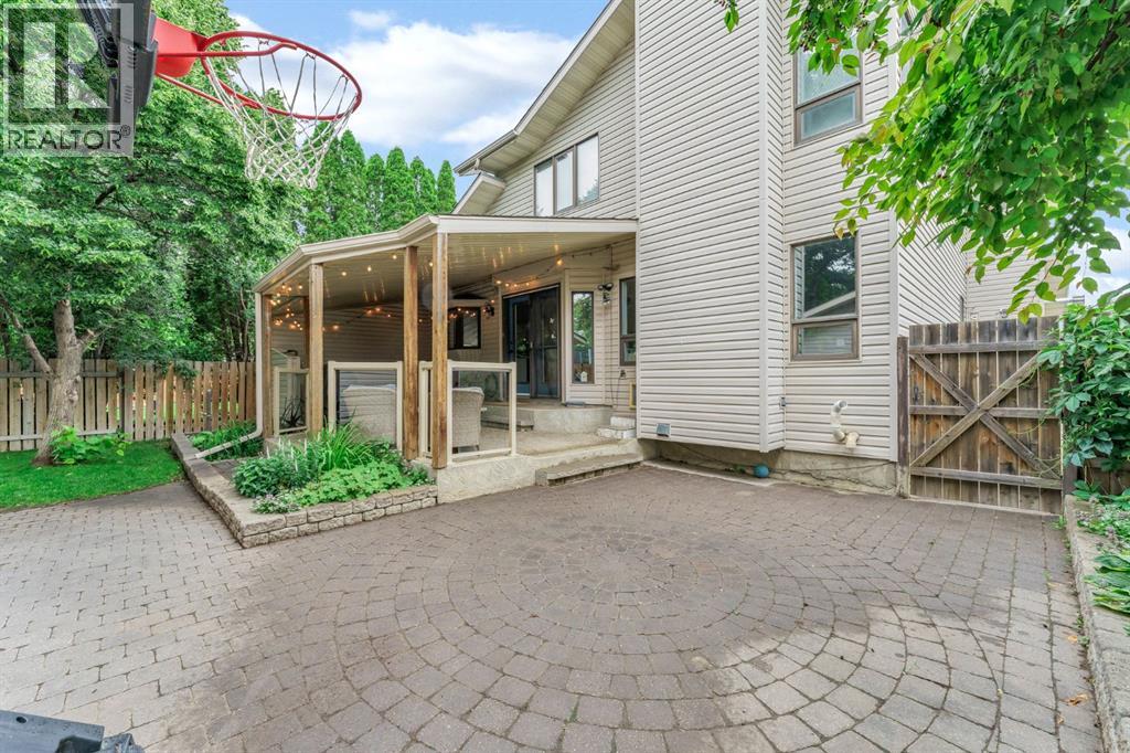 18 Rideau Crescent SE — photo 44