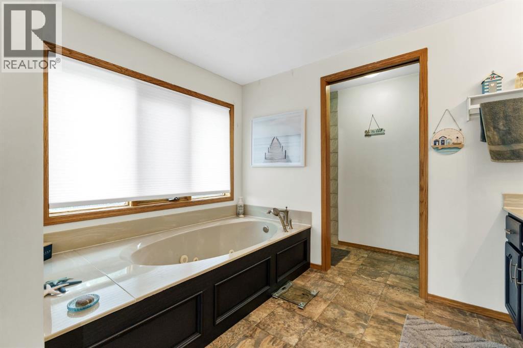 18 Rideau Crescent SE — photo 32
