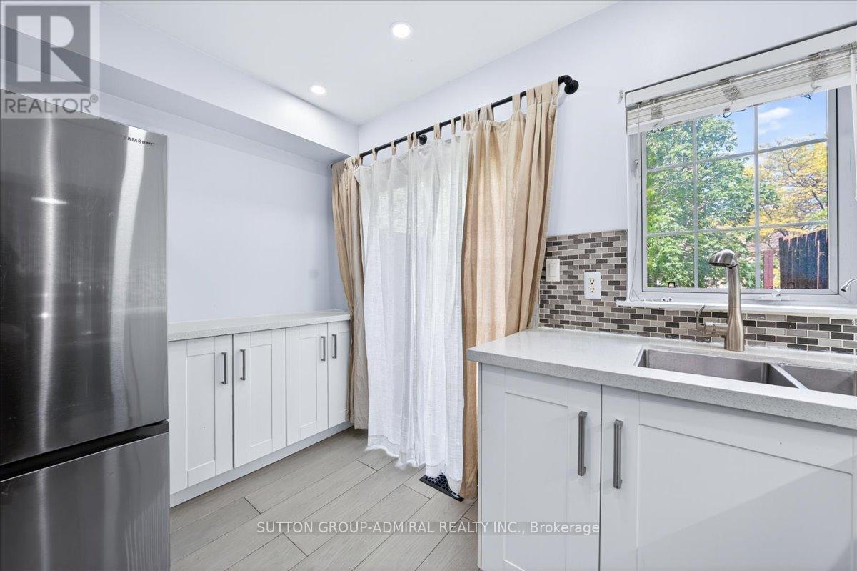 #35 75 STRATHAVEN DRIVE - 16
