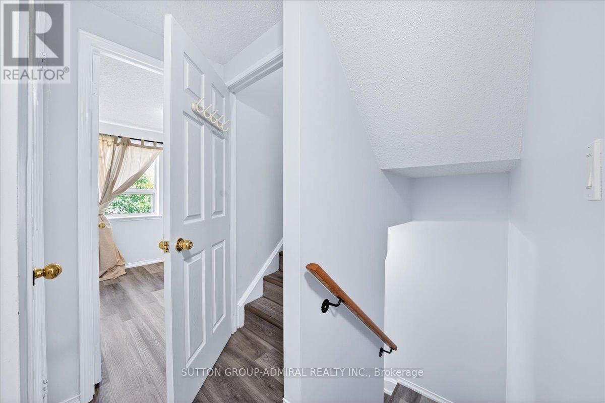 #35 75 STRATHAVEN DRIVE - 21