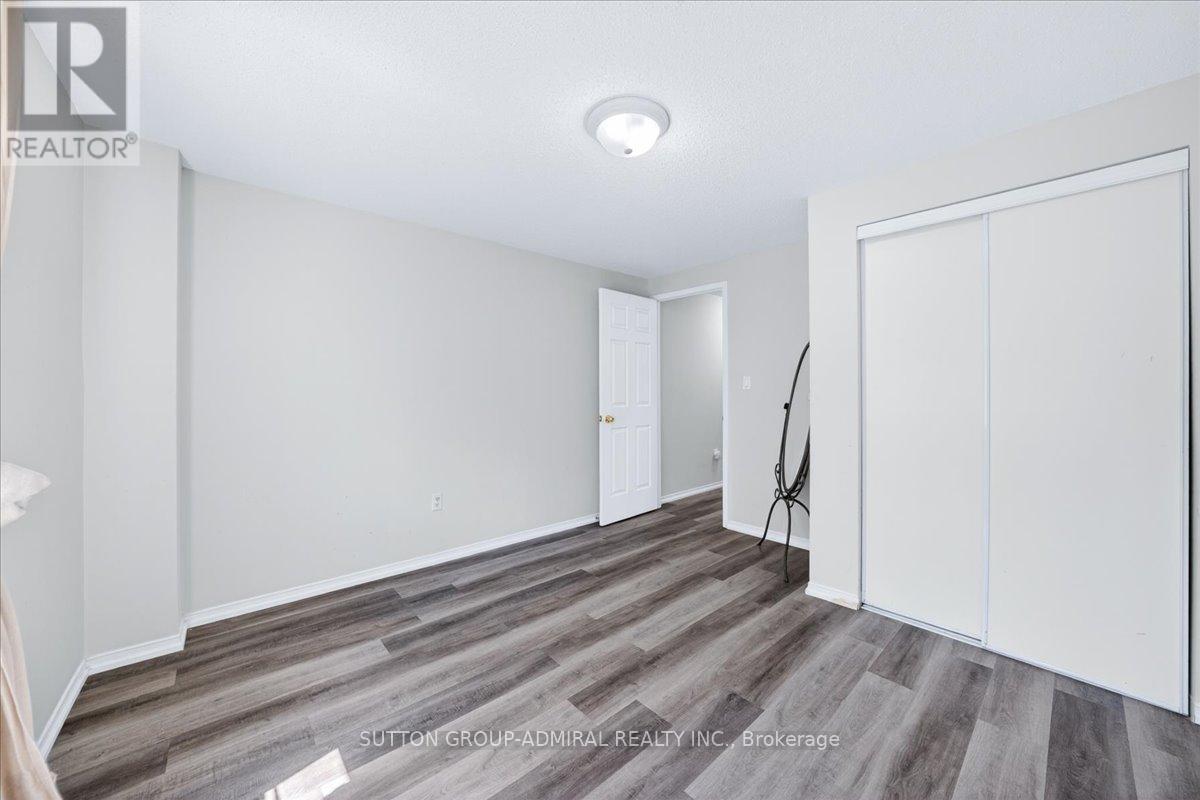#35 75 STRATHAVEN DRIVE - 24