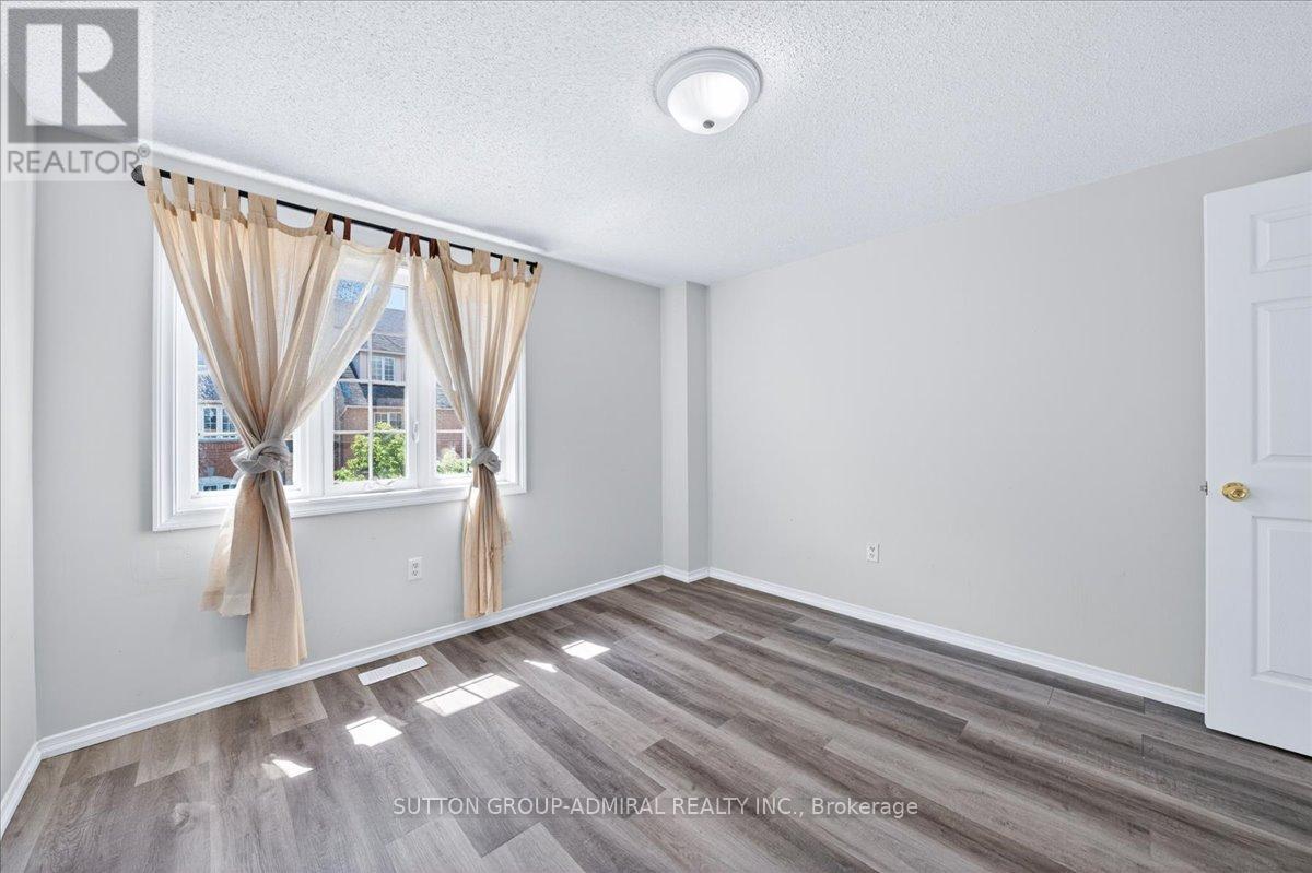 #35 75 STRATHAVEN DRIVE - 27