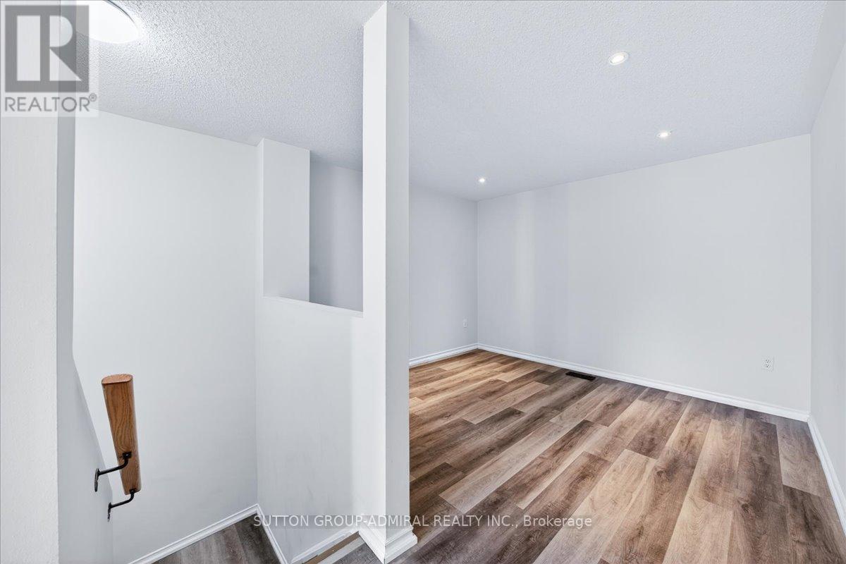 #35 75 STRATHAVEN DRIVE - 30