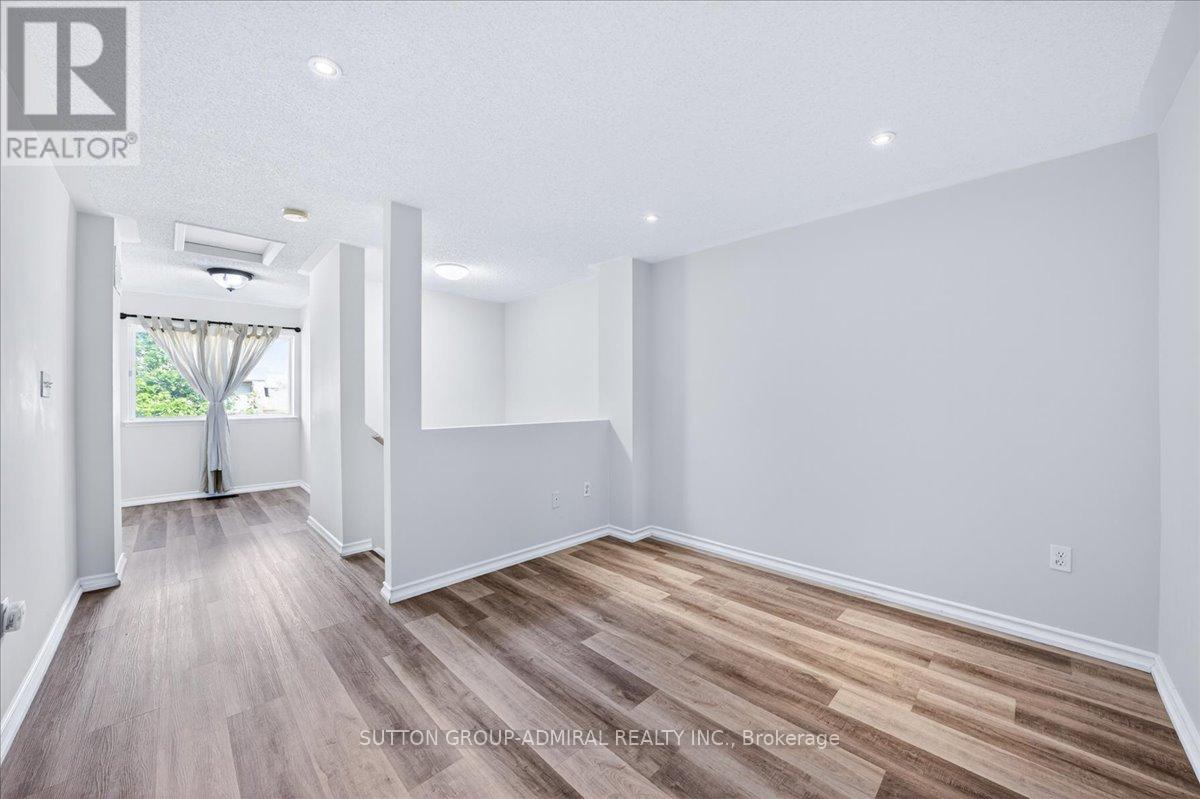 #35 75 STRATHAVEN DRIVE - 32