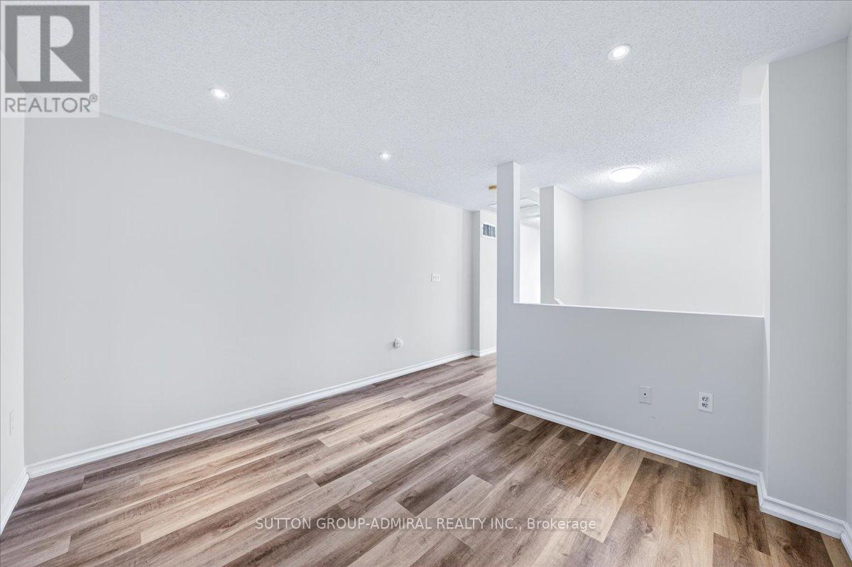 #35 75 STRATHAVEN DRIVE - 33