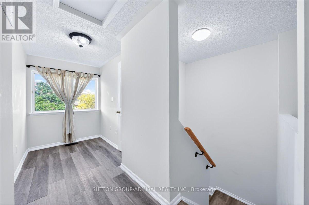 #35 75 STRATHAVEN DRIVE - 35