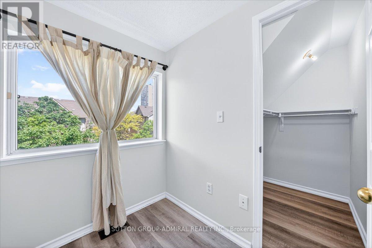 #35 75 STRATHAVEN DRIVE - 36