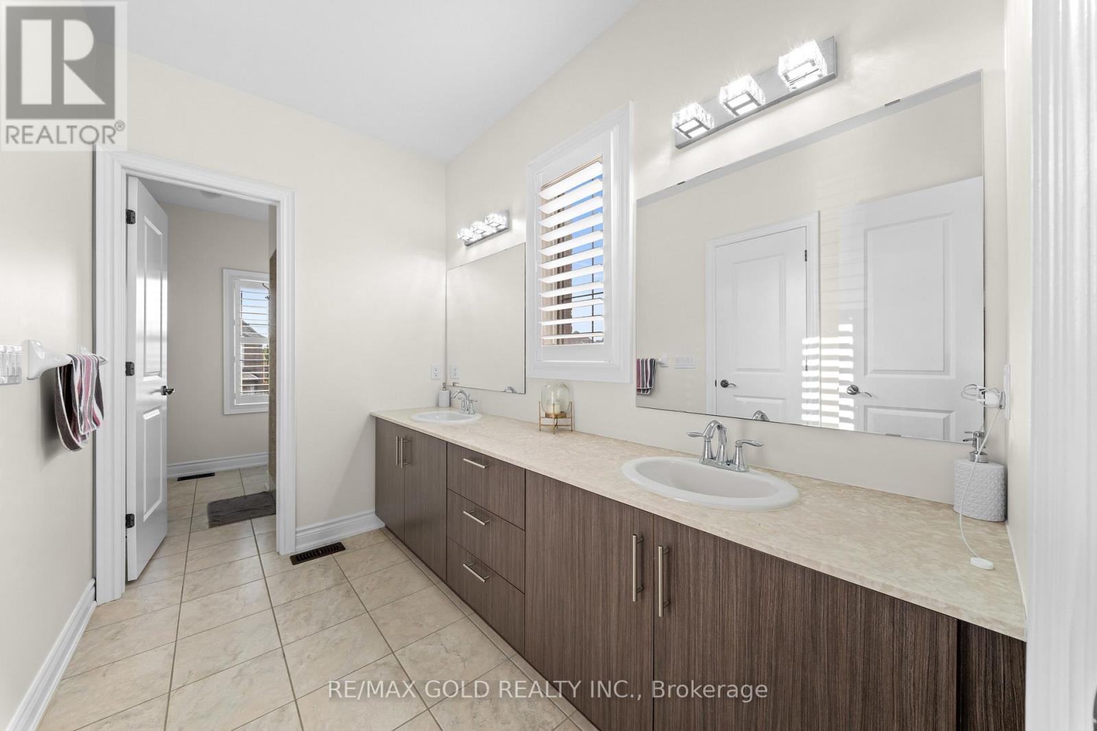 26 SPAIN CRESCENT - 25
